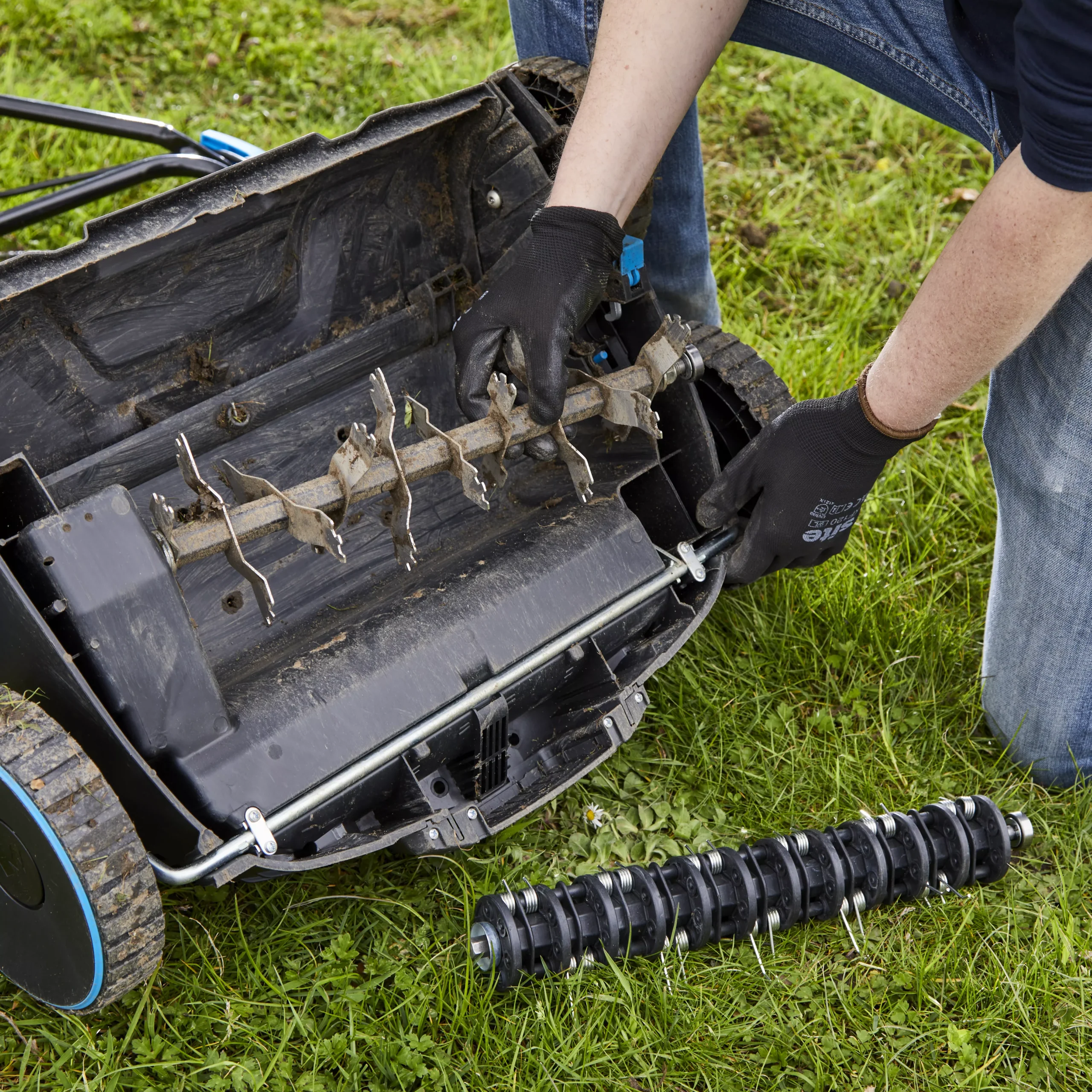 Mac Allister MSRP1800-3 930W 370mm Corded Raker & Scarifier - Image 18